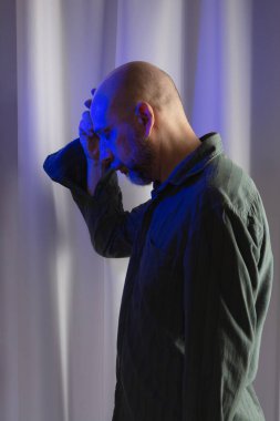 Adam ayakta, endişeli ve düşünceli. Stüdyo portresi. beyaz perde arkaplanı