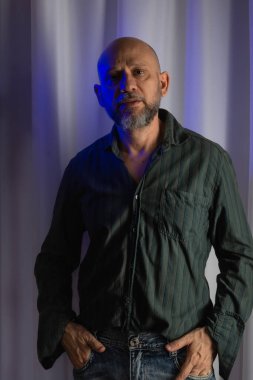 Ayakta duran, zayıf, ciddi ve kendinden emin bir adam. Stüdyo portresi. beyaz perde arkaplanı