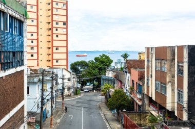 Salvador, Bahia, Brezilya - 14 Ocak 2022: güneşli bir günde Avenida Princesa Isabel ve konut binalarının manzarası. Bahia, Salvador şehri..