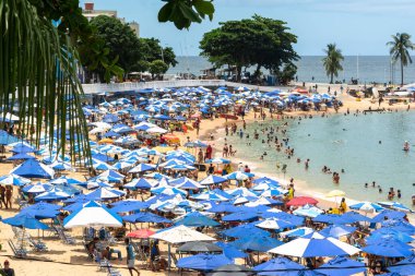 Salvador, Bahia, Brezilya - 14 Ocak 2022: Porto da Barra plajının üst manzarası güçlü güneş altında eğlenen insan ve turistlerle dolu, Salvador, Bahia.