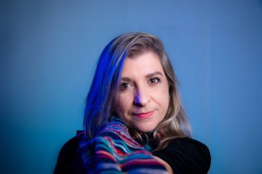 Renkli atkısı olan güzel bir kadın. Gri arkaplanda izole.