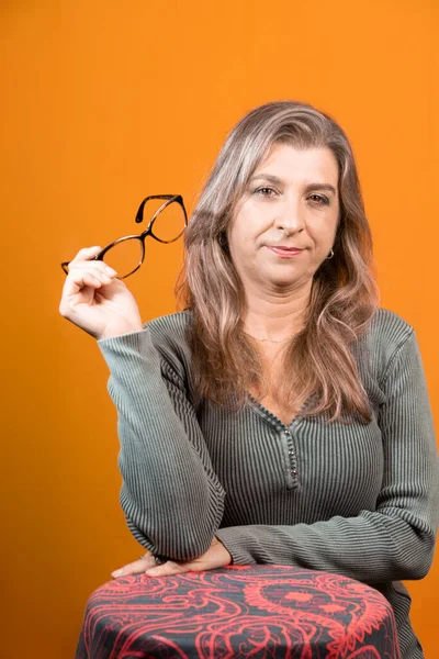 Ritratto Bella Donna Con Occhiali Vista Isolato Sfondo Arancione — Foto Stock