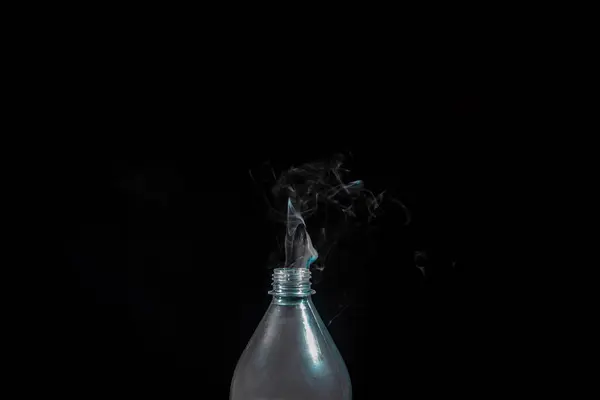Дым Выходит Пластиковой Бутылки Черном Фоне Элемент Дизайна Ароматерапия — стоковое фото