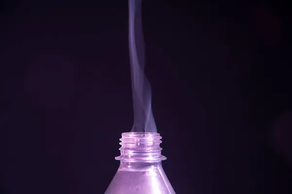Rök Som Kommer Plastflaska Mot Svart Bakgrund Design Element Aromaterapi — Stockfoto