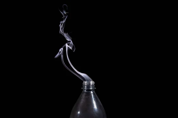 Прозрачная Пластиковая Бутылка Изолированная Дымом Выходящим Изнутри Элемент Дизайна — стоковое фото