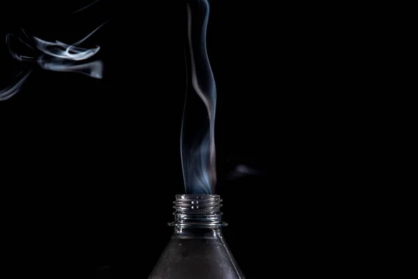 Rök Som Kommer Plastflaska Mot Svart Bakgrund Design Element Aromaterapi — Stockfoto