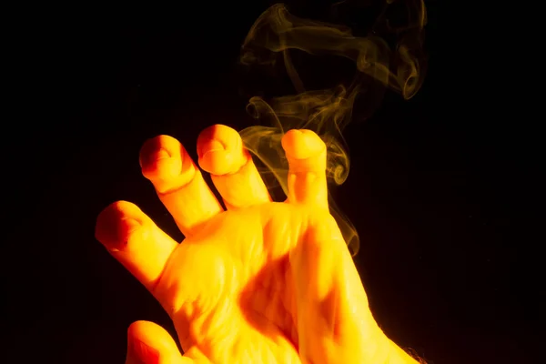 Egy Férfi Kéz Világít Sárga Füsttel Körülötte Elszigetelt Fekete Háttér — Stock Fotó
