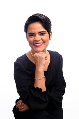 Elleri çenesinde ve gülümseyen kendinden emin genç bir kadın avukat. Beyaz arkaplanda izole.