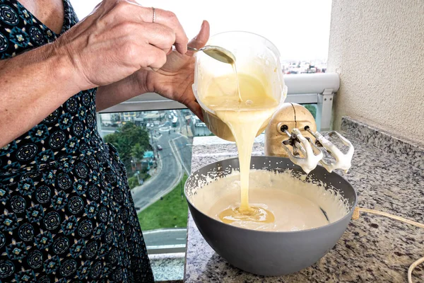 Stock image Woman cook putting ingredient into cheesecake preparation container. Family gastronomy.