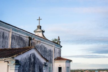 Salvador, Bahia, Brezilya - 29 Haziran 2022: Valenca, Bahia 'daki Matriz Katolik Kilisesi' nin yan cephesi.