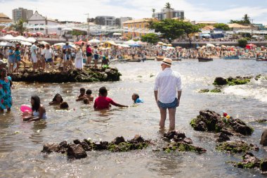 Salvador, Bahia, Brezilya - 2 Şubat 2023: Rio Vermelho plajında birçok insan Yemanja partisi için Salvador, Bahia 'da hediyeler sunuyor..
