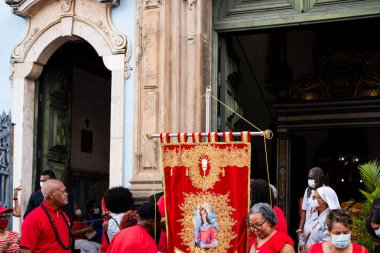 Salvador, Bahia, Brezilya - 4 Aralık 2022: Santa Barbara 'nın onuruna Pelourinho, Salvador, Bahia' da düzenlenen ayine katılan Katolik inananlar.