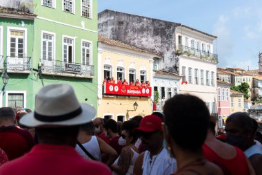 Salvador, Bahia, Brezilya - 4 Aralık 2022: Santa Barbara 'nın onuruna Pelourinho, Salvador, Bahia' da düzenlenen ayine katılan Katolik inananlar.