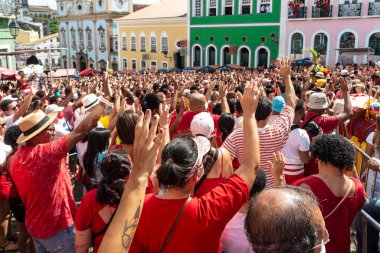 Salvador, Bahia, Brezilya - 4 Aralık 2022: Katolik kalabalığı Pelourinho, Salvador, Bahia 'da Santa Barbara' nın onuruna ayine katıldı.