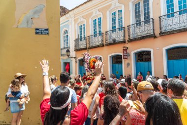 Salvador, Bahia, Brezilya - 4 Aralık 2022: Katolik inananlar Pelourinho, Salvador, Bahia 'da Santa Barbara onuruna düzenlenen törene eşlik ederler..
