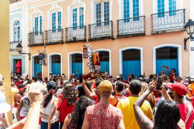 Salvador, Bahia, Brezilya - 4 Aralık 2022: Katolik inananlar Pelourinho, Salvador, Bahia 'da Santa Barbara onuruna düzenlenen törene eşlik ederler..