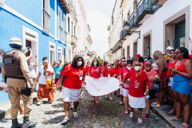 Salvador, Bahia, Brezilya - 4 Aralık 2022: Santa Barbara onuruna Pelourinho, Salvador, Bahia 'da düzenlenen törene katılan Katolik inananlar.