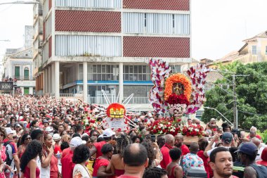 Salvador, Bahia, Brezilya - 4 Aralık 2022: Katolik inançlı kişiler, Santa Barbara 'nın Bahia' daki Salvador şehrinin sokaklarında geçit törenine eşlik ederler..