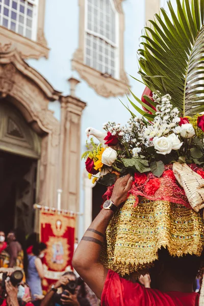 Salvador, Bahia, Brezilya - 4 Aralık 2022: Katolik bir inananın Pelourinho, Salvador, Bahia 'da Santa Barbara' nın bir resmini taşıdığı görüldü.