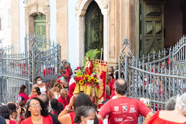 Salvador, Bahia, Brezilya - 4 Aralık 2022: Santa Barbara 'nın görüntüsü Pelourinho, Salvador, Bahia' daki kalabalığın arasında taşınır..