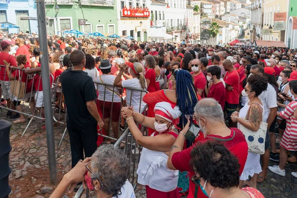 Salvador, Bahia, Brezilya - 4 Aralık 2022: Katolik kalabalığı Pelourinho, Salvador, Bahia 'da Santa Barbara' nın onuruna ayine katıldı.