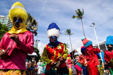 Salvador, Bahia, Brezilya - 11 Şubat 2023: Geleneksel grup Zabiaponga, Salvador, Bahia 'daki Fuzue geçit töreninde perküsyon enstrümanları çalıyor.