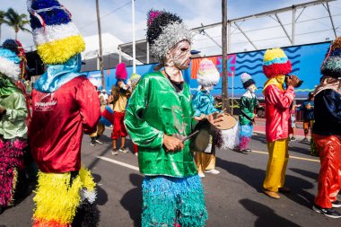Salvador, Bahia, Brezilya - 11 Şubat 2023: Geleneksel grup Zabiaponga, Salvador, Bahia 'daki Fuzue geçit töreninde perküsyon enstrümanları çalıyor.
