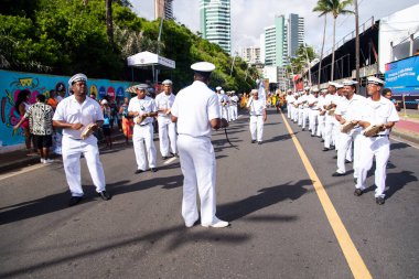 Salvador, Bahia, Brezilya - 11 Şubat 2023: Salvador, Bahia 'daki Fuzue geçit töreninde denizci gibi giyinmiş geleneksel Marujada grubu.