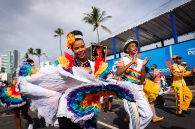 Salvador, Bahia, Brezilya - 11 Şubat 2023: Bahia 'lı geleneksel kültür grubu Salvador' daki Fuzue geçit töreni sırasında sahne aldı.