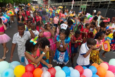 Salvador, Bahia, Brezilya - 11 Şubat 2023: Bir grup çocuk Salvador, Bahia 'daki Fuzue karnaval geçidinde görüldü.