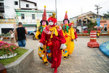 Maragogipe, Bahia, Brezilya - 20 Şubat 2023: Maragogipe kentindeki karnaval sırasında kostümlü insanların geçit töreni yaptığı görüldü. Bahia Brezilya.