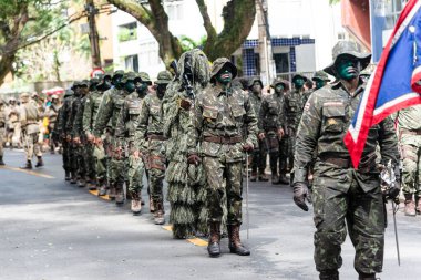 Salvador, Bahia, Brezilya - 07 Eylül 2022: Ordu özel kuvvetleri Salvador, Bahia 'da düzenlenen Brezilya Bağımsızlık Günü yürüyüşü sırasında yürüdü.