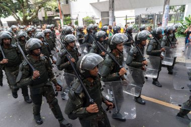 Salvador, Bahia, Brezilya - 07 Eylül 2022: Brezilya 'nın Bahia kentinde düzenlenen Bağımsızlık Günü geçit töreni sırasında ordu polis askerleri.