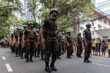 Salvador, Bahia, Brezilya - 07 Eylül 2022: Brezilya 'nın Bahia kentinde düzenlenen Bağımsızlık Günü geçit töreni sırasında ordu polis askerleri.