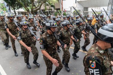 Salvador, Bahia, Brezilya - 07 Eylül 2022: Brezilya 'nın Bahia kentinde düzenlenen Bağımsızlık Günü geçit töreni sırasında ordu polis askerleri.