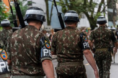Salvador, Bahia, Brezilya - 07 Eylül 2022: Brezilya 'nın Bahia kentinde düzenlenen Bağımsızlık Günü geçit töreni sırasında ordu polis askerleri.