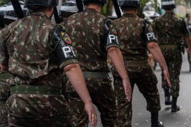 Salvador, Bahia, Brezilya - 07 Eylül 2022: Brezilya 'nın Bahia kentinde düzenlenen Bağımsızlık Günü geçit töreni sırasında ordu polis askerleri.