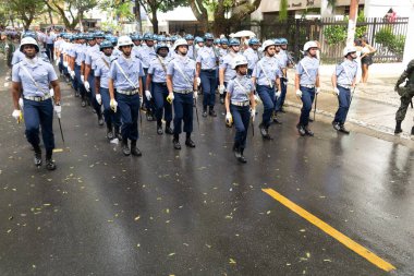 Salvador, Bahia, Brezilya - 07 Eylül 2022: Hava Kuvvetleri askerleri Brezilya 'nın Bahia eyaletinin Salvador kentinde düzenlenen bağımsızlık günü yürüyüşü sırasında yürüyorlar.