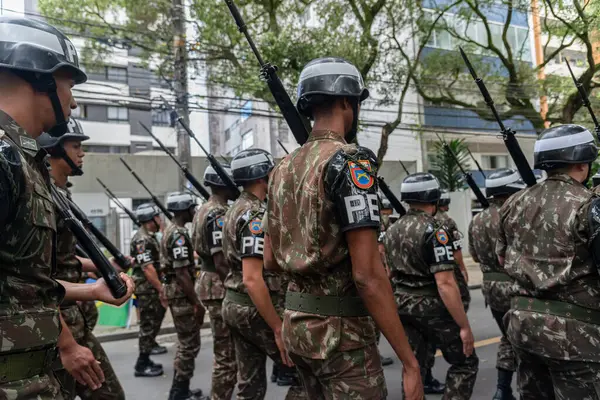 Salvador, Bahia, Brezilya - 07 Eylül 2022: Brezilya 'nın Bahia kentinde düzenlenen Bağımsızlık Günü geçit töreni sırasında ordu polis askerleri.