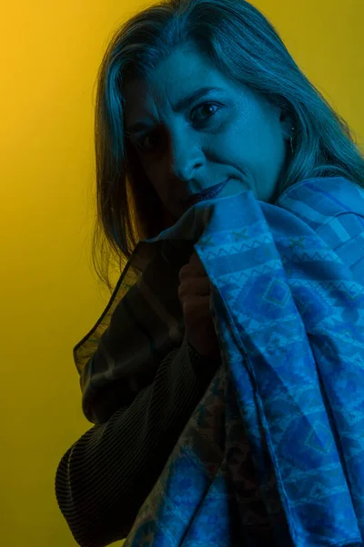 Hermoso Retrato Mujer Bajo Luz Azul Aislado Sobre Fondo Amarillo — Foto de Stock