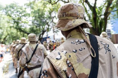 Salvador, Bahia, Brezilya - 07 Eylül 2022: Brezilya 'nın Bahia kentinde düzenlenen Bağımsızlık Günü' nde Bahia Askeri Polisi özel kuvvetlerinin askerleri.