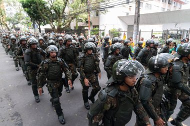 Salvador, Bahia, Brezilya - 07 Eylül 2022: Brezilya 'nın Bahia kentinde düzenlenen Bağımsızlık Günü geçit töreni sırasında ordu polis askerleri.