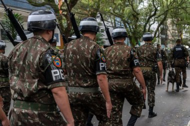 Salvador, Bahia, Brezilya - 07 Eylül 2022: Brezilya 'nın Bahia kentinde düzenlenen Bağımsızlık Günü geçit töreni sırasında ordu polis askerleri.