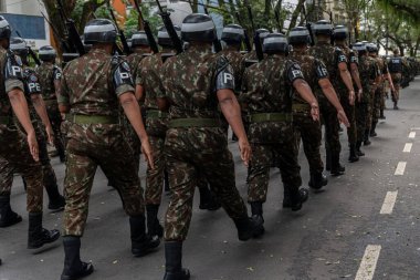 Salvador, Bahia, Brezilya - 07 Eylül 2022: Brezilya 'nın Bahia kentinde düzenlenen Bağımsızlık Günü geçit töreni sırasında ordu polis askerleri.