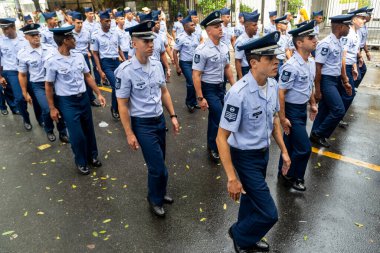 Salvador, Bahia, Brezilya - 07 Eylül 2022: Hava Kuvvetleri askerleri Brezilya 'nın Bahia eyaletinin Salvador kentinde düzenlenen bağımsızlık günü yürüyüşü sırasında yürüyorlar.