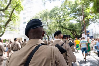 Salvador, Bahia, Brezilya - 07 Eylül 2022: Bahia Askeri Polisi Brezilya 'nın Bahia kentinde düzenlenen Bağımsızlık Günü yürüyüşü sırasında yürüyüşe geçti.