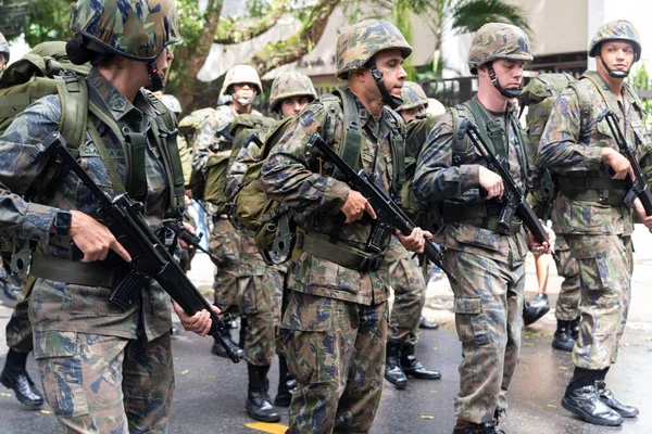 ブラジル バヒア州サルバドール2022年9月7日 ブラジル独立記念日に兵士がパレードするのが見られます — ストック写真