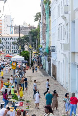 Salvador, Bahia, Brezilya - 08 Aralık 2022: Bahia 'nın Salvador kentindeki Nossa Senhora da Conceicao da Praia' ya yapılan anma törenine bir grup inançlı insan katılıyor..