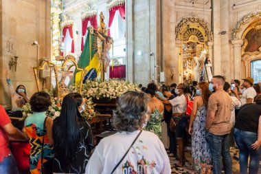 Salvador, Bahia, Brezilya - 08 Aralık 2022: Yüzlerce Katolik, Nossa Senhora da Conceicao da Praia 'ya olan bağlılıkları sırasında dua ediyor. Salvador, Bahia.