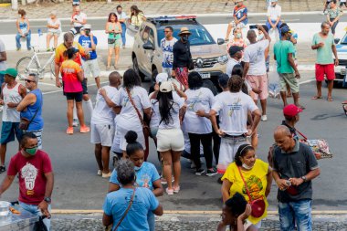Salvador, Bahia, Brezilya - 08 Aralık 2022: Bahia 'nın Salvador kentindeki Nossa Senhora da Conceicao da Praia' ya yapılan anma törenine bir grup inançlı insan katılıyor..